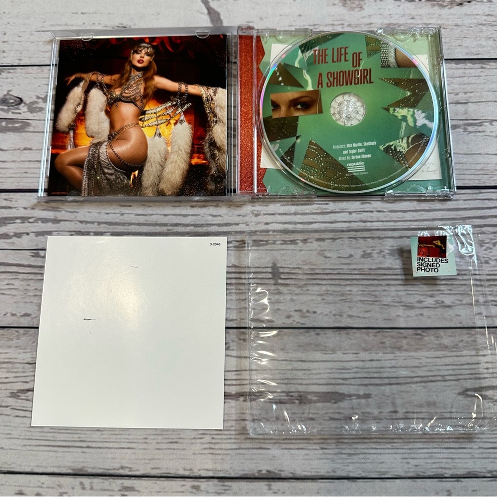 Taylor Swift The Life Of A Showgirl CD + SIGNED insert, photo 4 - Picture 4 of 7